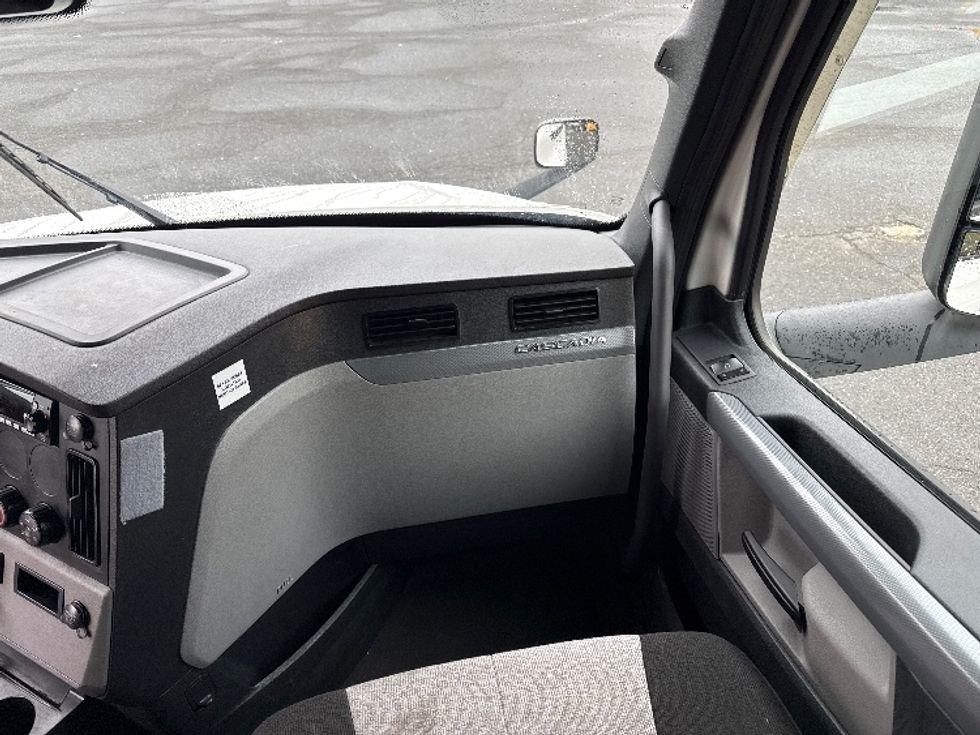 2022 Freightliner Cascadia 126" Sleeper Cab photo 13