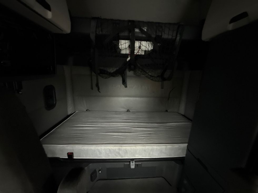 Sleeper Tractor-Heavy Duty Tractors-Freightliner-2022-T12664ST-Edison-NJ-474,423\n\t\tmiles-$ 72,500 - Image 16