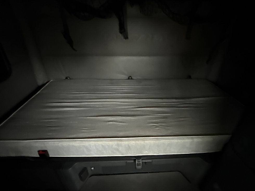 Sleeper Tractor-Heavy Duty Tractors-Freightliner-2022-T12664ST-Edison-NJ-474,423\n\t\tmiles-$ 72,500 - Image 17