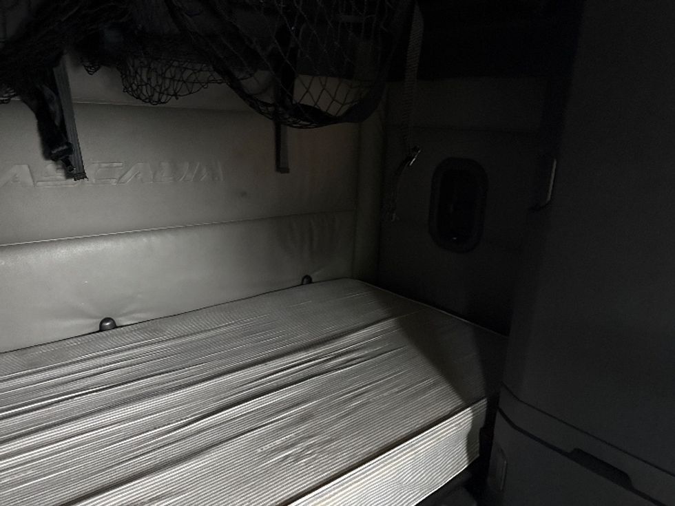 Sleeper Tractor-Heavy Duty Tractors-Freightliner-2022-T12664ST-Edison-NJ-474,423\n\t\tmiles-$ 72,500 - Image 18