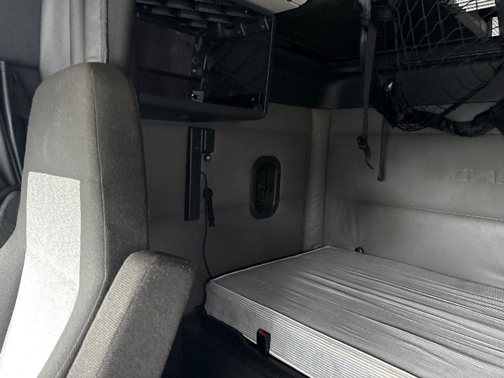 Sleeper Tractor-Heavy Duty Tractors-Freightliner-2022-T12664ST-Edison-NJ-474,423\n\t\tmiles-$ 72,500 - Image 19