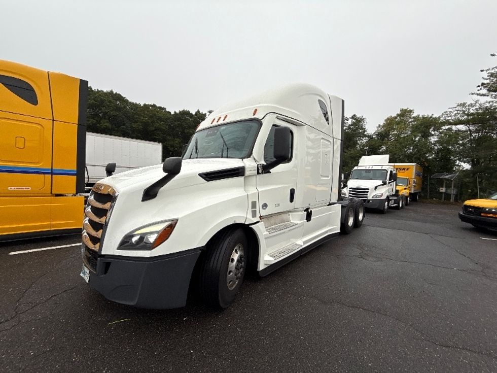 2022 Freightliner Cascadia 126" Sleeper Cab photo 2