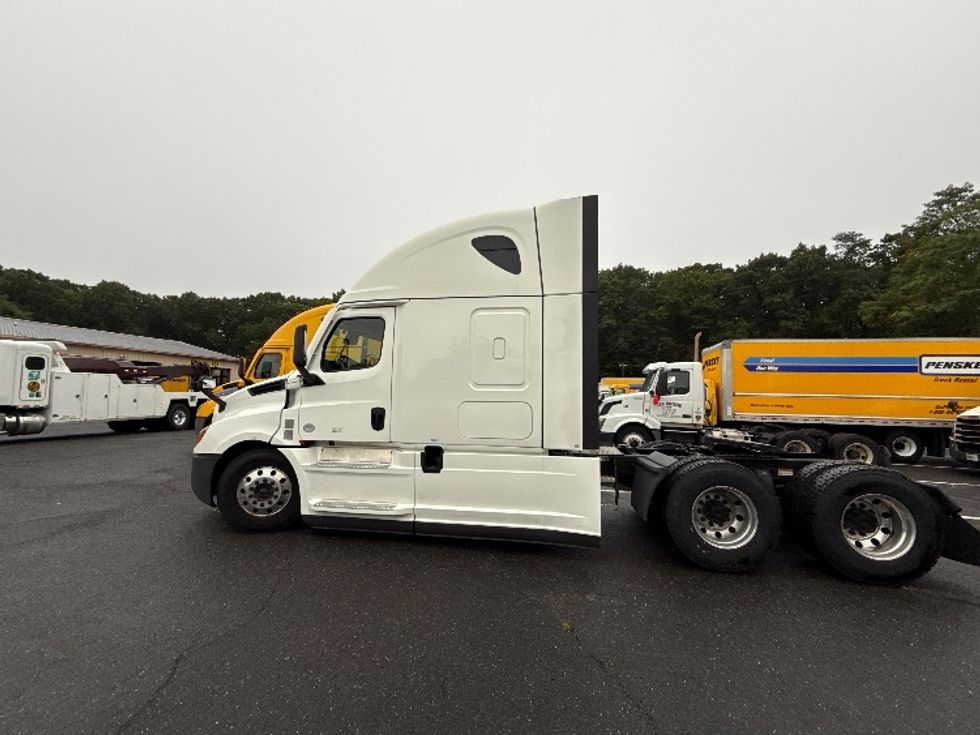 2022 Freightliner Cascadia 126" Sleeper Cab photo 3