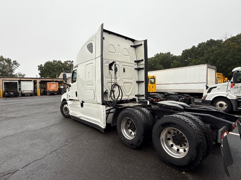 2022 Freightliner Cascadia 126" Sleeper Cab photo 4