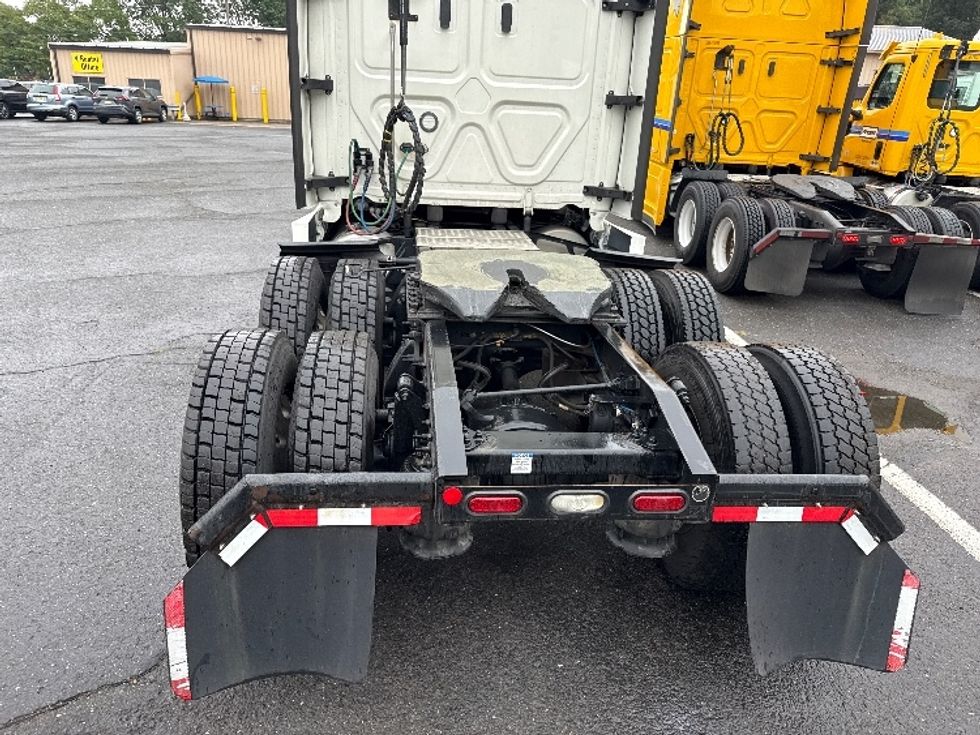 2022 Freightliner Cascadia 126" Sleeper Cab photo 5