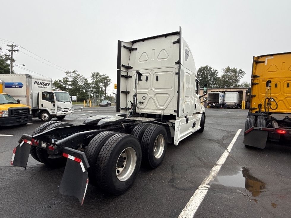 2022 Freightliner Cascadia 126" Sleeper Cab photo 6