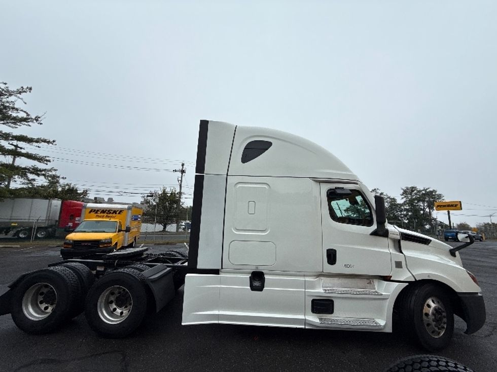 2022 Freightliner Cascadia 126" Sleeper Cab photo 7