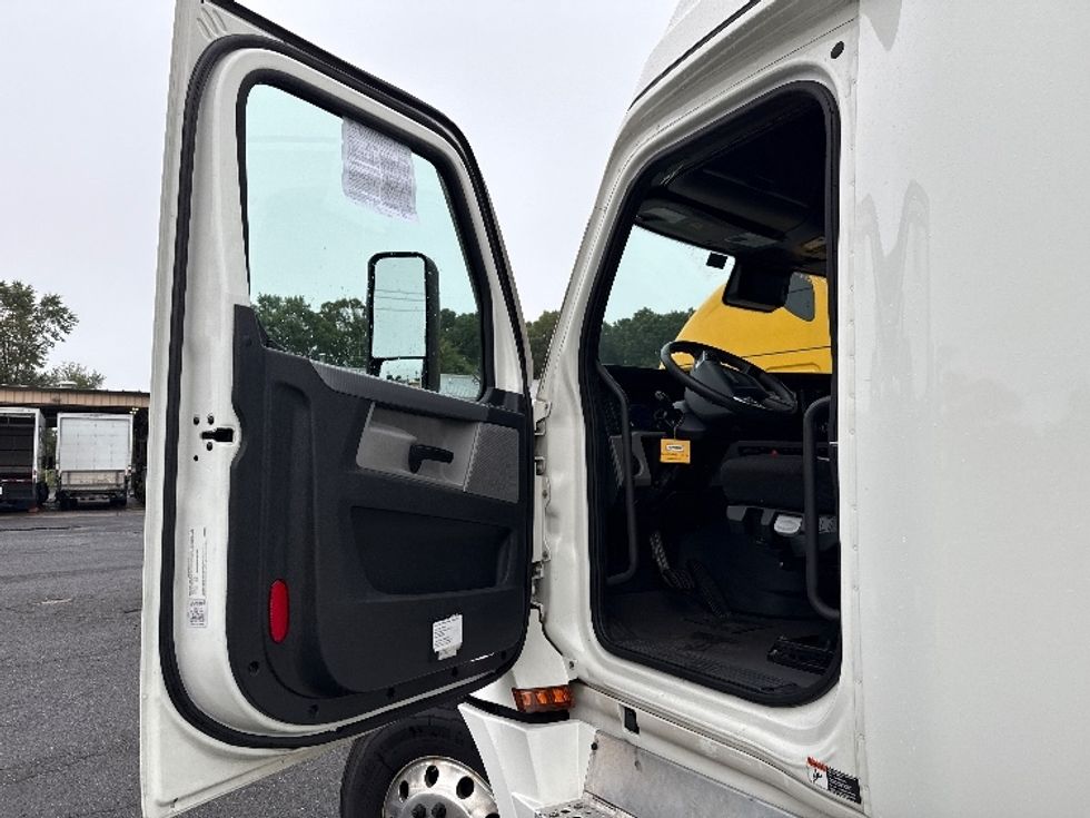 2022 Freightliner Cascadia 126" Sleeper Cab photo 8
