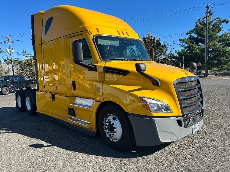 Sleeper Tractor-Heavy Duty Tractors-Freightliner-2022-T12664ST-Edison-NJ-561,007\n\t\tmiles-$ 58,000 - Image 1