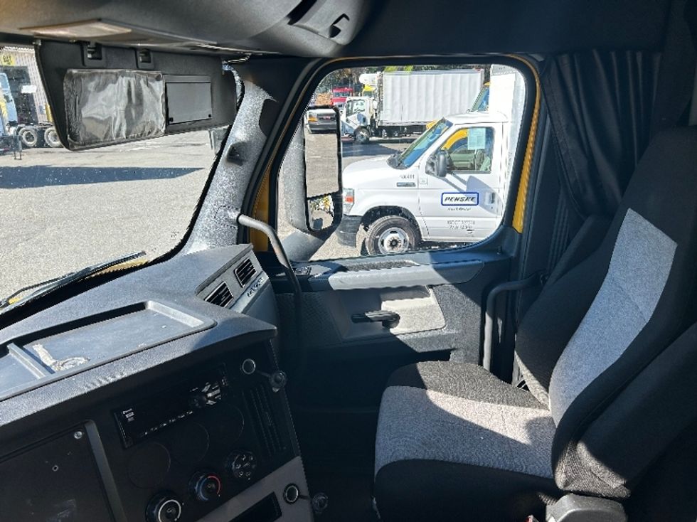 Sleeper Tractor-Heavy Duty Tractors-Freightliner-2022-T12664ST-Edison-NJ-561,007\n\t\tmiles-$ 58,000 - Image 10