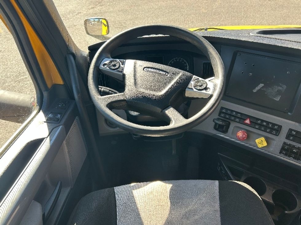 Sleeper Tractor-Heavy Duty Tractors-Freightliner-2022-T12664ST-Edison-NJ-561,007\n\t\tmiles-$ 58,000 - Image 11