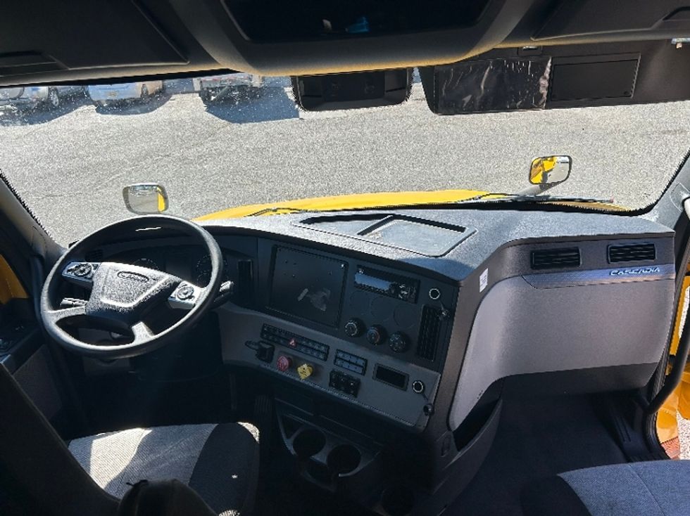 Sleeper Tractor-Heavy Duty Tractors-Freightliner-2022-T12664ST-Edison-NJ-561,007\n\t\tmiles-$ 58,000 - Image 12