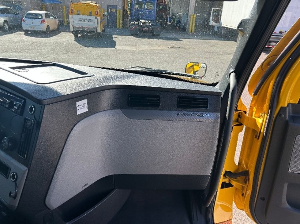 Sleeper Tractor-Heavy Duty Tractors-Freightliner-2022-T12664ST-Edison-NJ-561,007\n\t\tmiles-$ 58,000 - Image 13