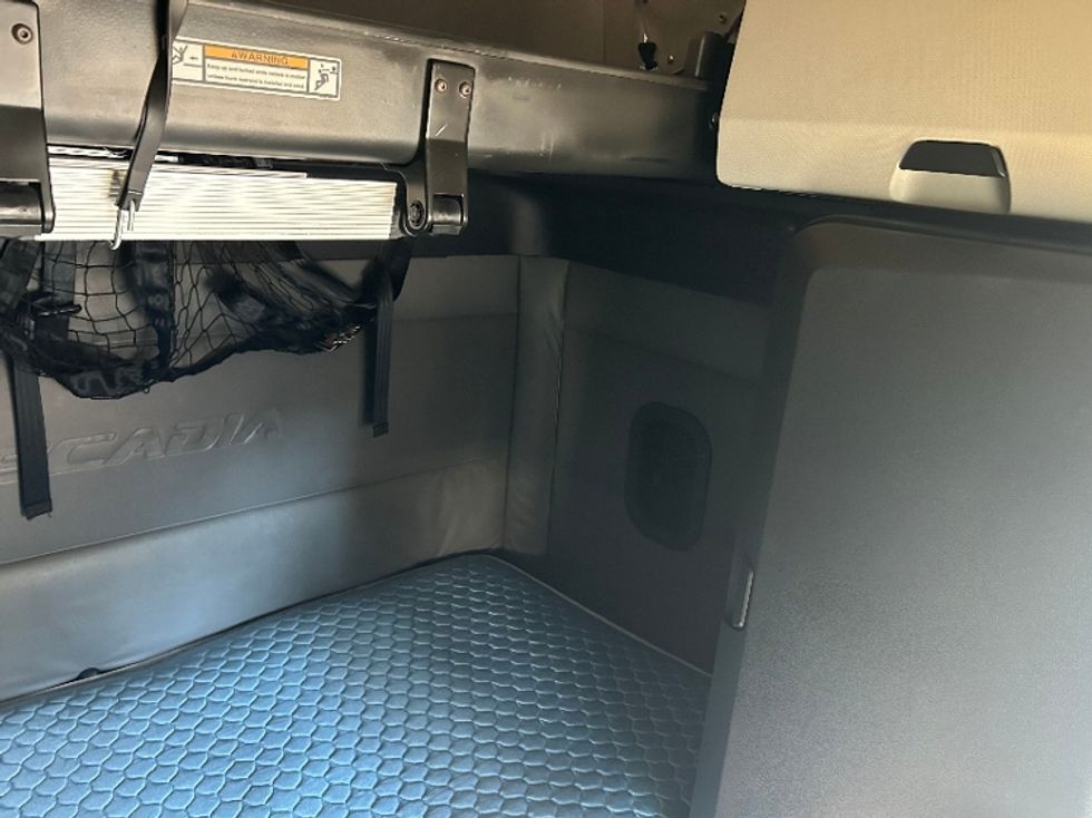 Sleeper Tractor-Heavy Duty Tractors-Freightliner-2022-T12664ST-Edison-NJ-561,007\n\t\tmiles-$ 58,000 - Image 15