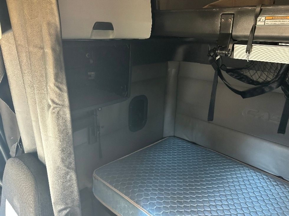 Sleeper Tractor-Heavy Duty Tractors-Freightliner-2022-T12664ST-Edison-NJ-561,007\n\t\tmiles-$ 58,000 - Image 16