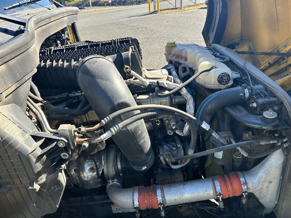 Sleeper Tractor-Heavy Duty Tractors-Freightliner-2022-T12664ST-Edison-NJ-561,007\n\t\tmiles-$ 58,000 - Image 17