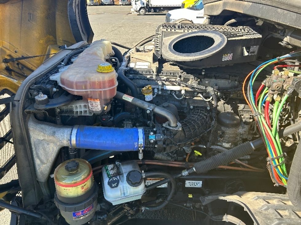 Sleeper Tractor-Heavy Duty Tractors-Freightliner-2022-T12664ST-Edison-NJ-561,007\n\t\tmiles-$ 58,000 - Image 18