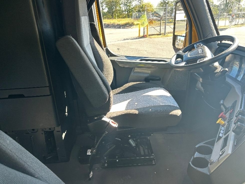 Sleeper Tractor-Heavy Duty Tractors-Freightliner-2022-T12664ST-Edison-NJ-561,007\n\t\tmiles-$ 58,000 - Image 19