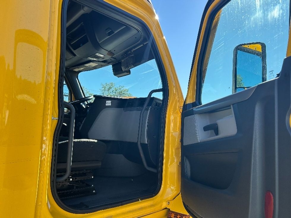 Sleeper Tractor-Heavy Duty Tractors-Freightliner-2022-T12664ST-Edison-NJ-561,007\n\t\tmiles-$ 58,000 - Image 20
