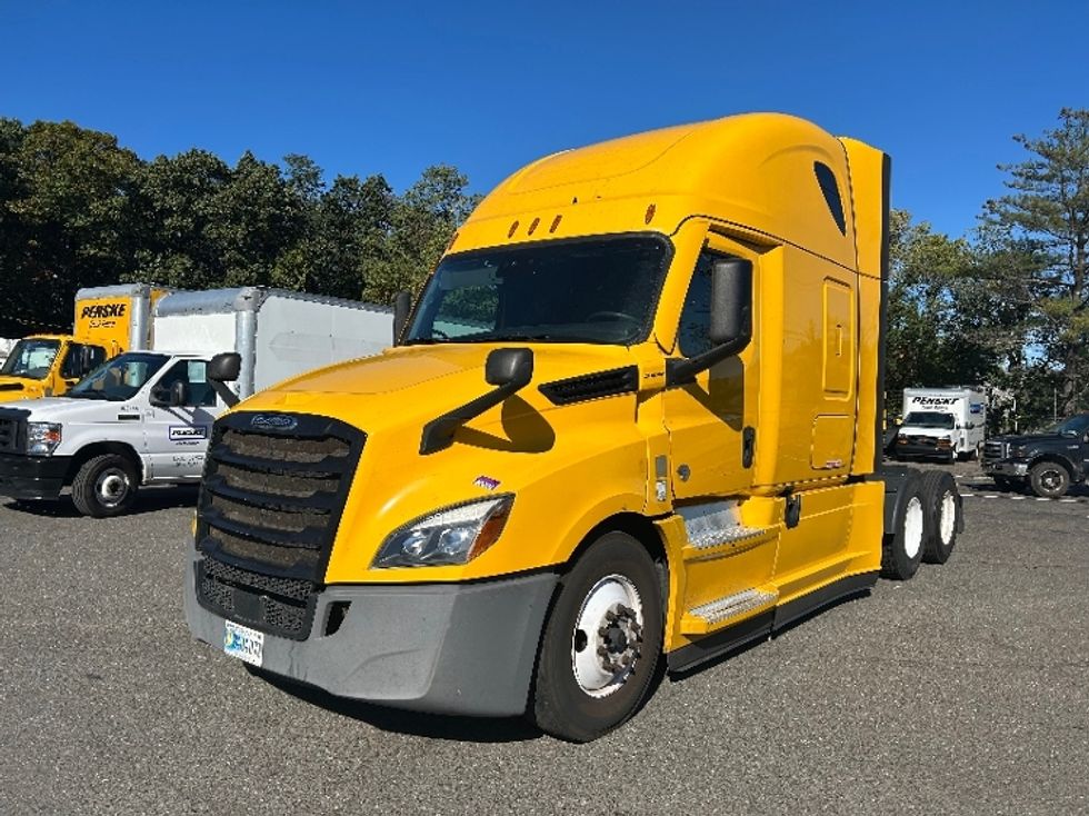 Sleeper Tractor-Heavy Duty Tractors-Freightliner-2022-T12664ST-Edison-NJ-561,007\n\t\tmiles-$ 58,000 - Image 3