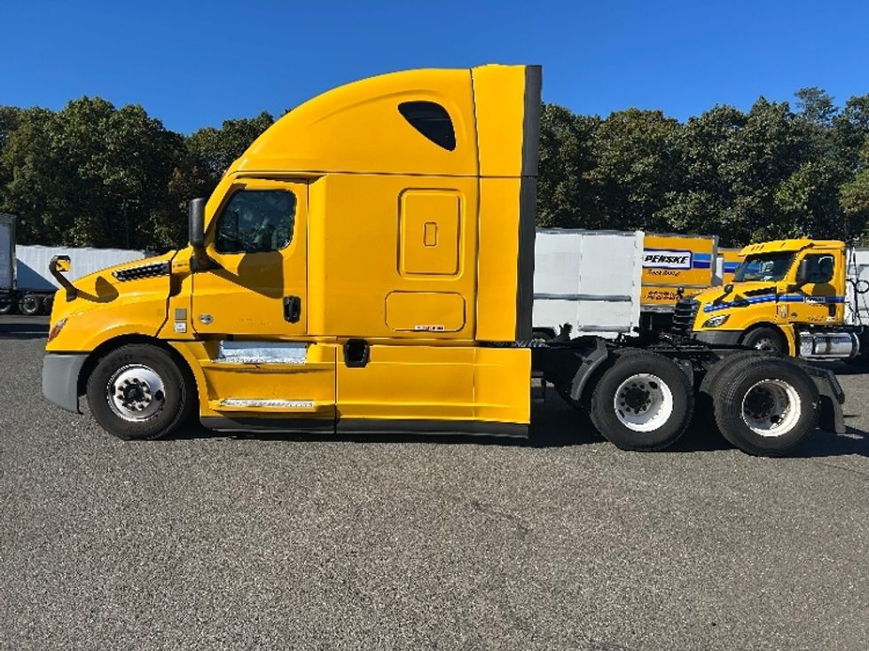 Sleeper Tractor-Heavy Duty Tractors-Freightliner-2022-T12664ST-Edison-NJ-561,007\n\t\tmiles-$ 58,000 - Image 4