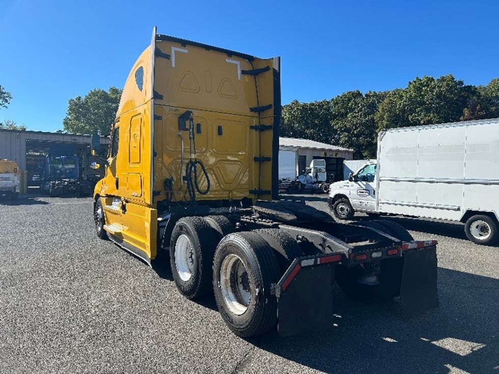 Sleeper Tractor-Heavy Duty Tractors-Freightliner-2022-T12664ST-Edison-NJ-561,007\n\t\tmiles-$ 58,000 - Image 5