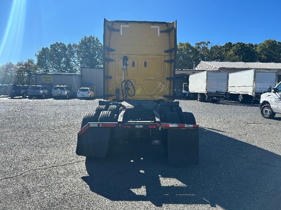 Sleeper Tractor-Heavy Duty Tractors-Freightliner-2022-T12664ST-Edison-NJ-561,007\n\t\tmiles-$ 58,000 - Image 6