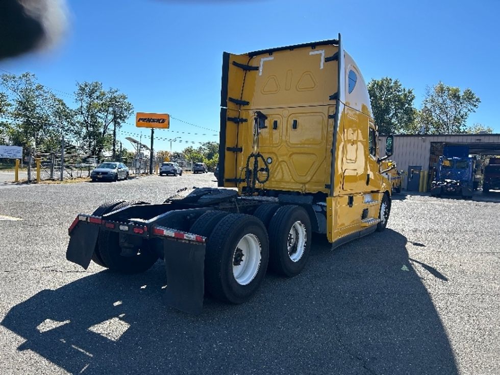 Sleeper Tractor-Heavy Duty Tractors-Freightliner-2022-T12664ST-Edison-NJ-561,007\n\t\tmiles-$ 58,000 - Image 7
