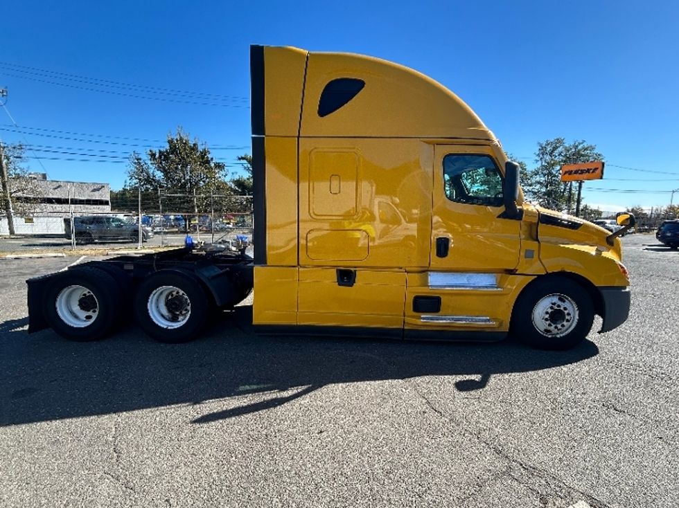 Sleeper Tractor-Heavy Duty Tractors-Freightliner-2022-T12664ST-Edison-NJ-561,007\n\t\tmiles-$ 58,000 - Image 8