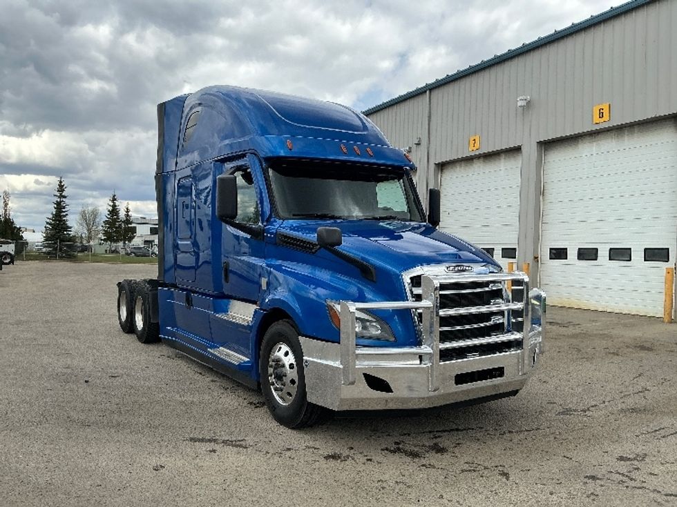 Sleeper Tractor-Heavy Duty Tractors-Freightliner-2022-T12664ST-Edmonton-AB-528,140\n\t\tkm-$ 118,500 - Image 1