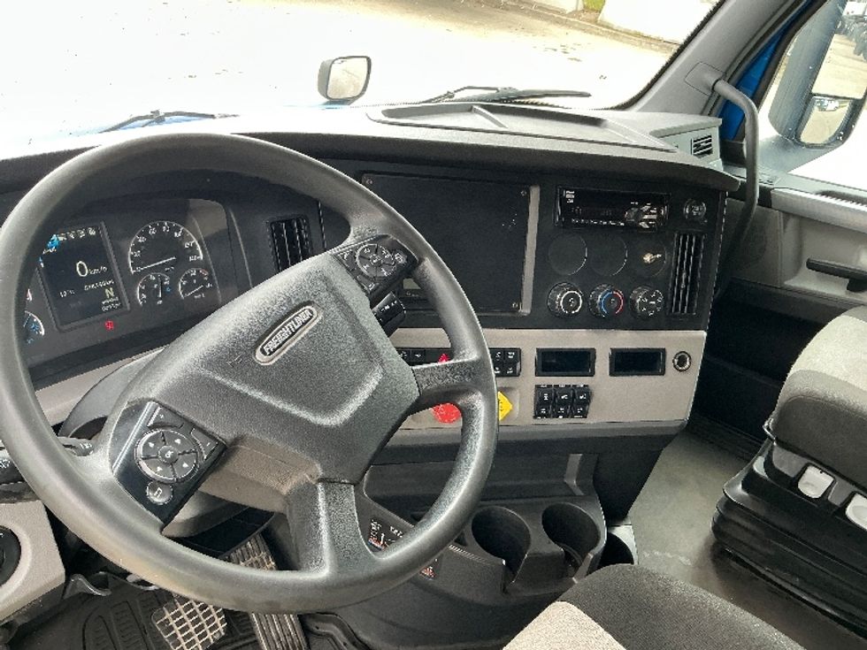 Sleeper Tractor-Heavy Duty Tractors-Freightliner-2022-T12664ST-Edmonton-AB-528,140\n\t\tkm-$ 118,500 - Image 10