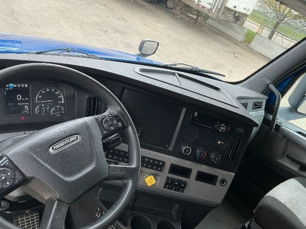 Sleeper Tractor-Heavy Duty Tractors-Freightliner-2022-T12664ST-Edmonton-AB-528,140\n\t\tkm-$ 118,500 - Image 11