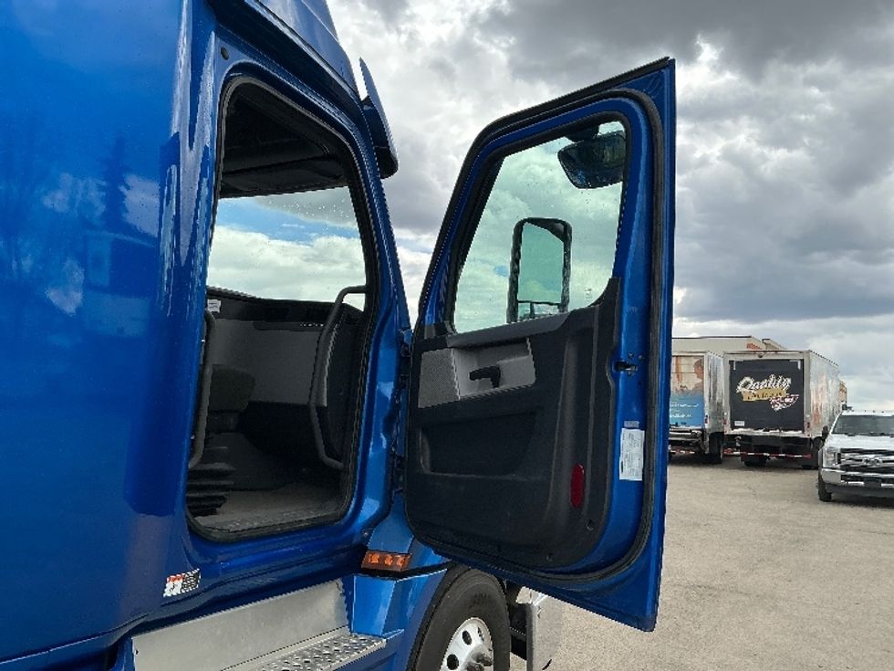 Sleeper Tractor-Heavy Duty Tractors-Freightliner-2022-T12664ST-Edmonton-AB-528,140\n\t\tkm-$ 118,500 - Image 13