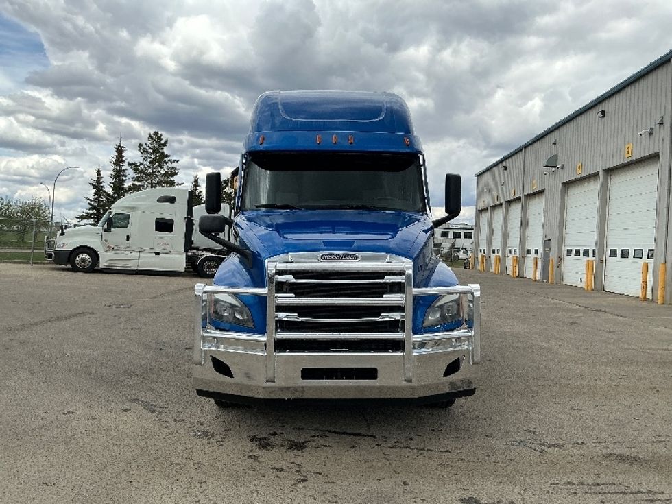 Sleeper Tractor-Heavy Duty Tractors-Freightliner-2022-T12664ST-Edmonton-AB-528,140\n\t\tkm-$ 118,500 - Image 2