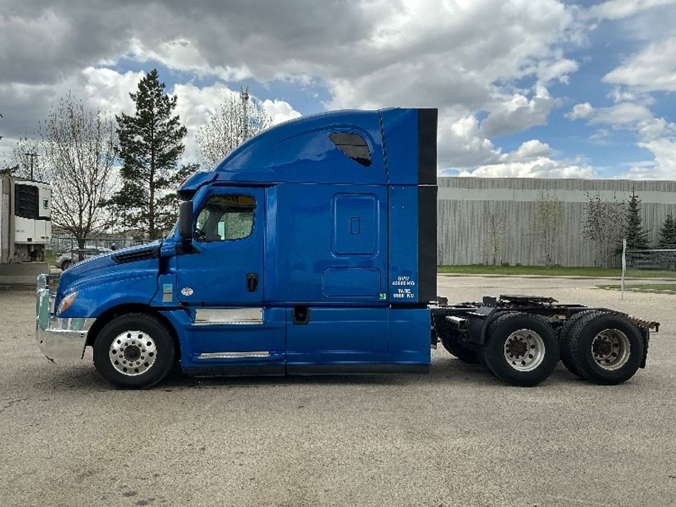 Sleeper Tractor-Heavy Duty Tractors-Freightliner-2022-T12664ST-Edmonton-AB-528,140\n\t\tkm-$ 118,500 - Image 4