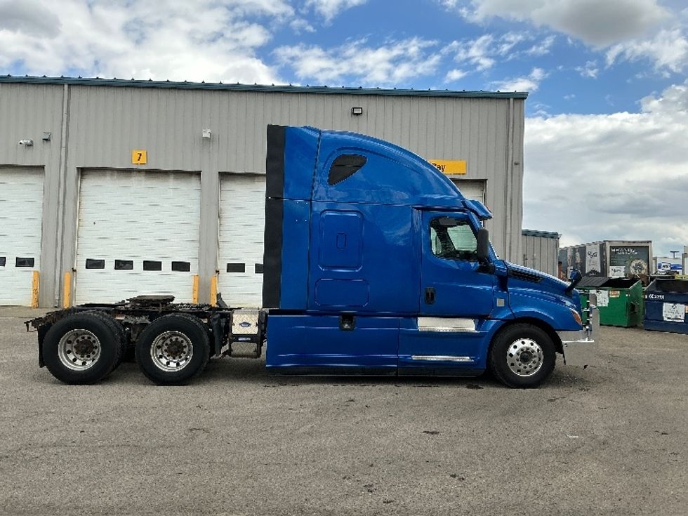 Sleeper Tractor-Heavy Duty Tractors-Freightliner-2022-T12664ST-Edmonton-AB-528,140\n\t\tkm-$ 118,500 - Image 8
