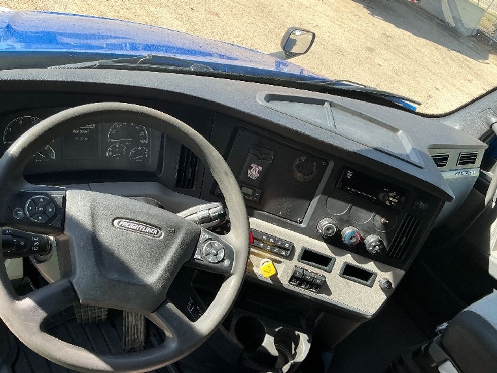 Sleeper Tractor-Heavy Duty Tractors-Freightliner-2022-T12664ST-Edmonton-AB-672,572\n\t\tkm-$ 106,500 - Image 11
