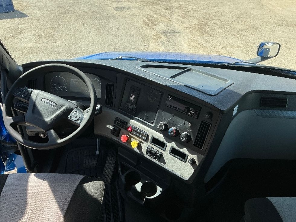 Sleeper Tractor-Heavy Duty Tractors-Freightliner-2022-T12664ST-Edmonton-AB-672,572\n\t\tkm-$ 106,500 - Image 12