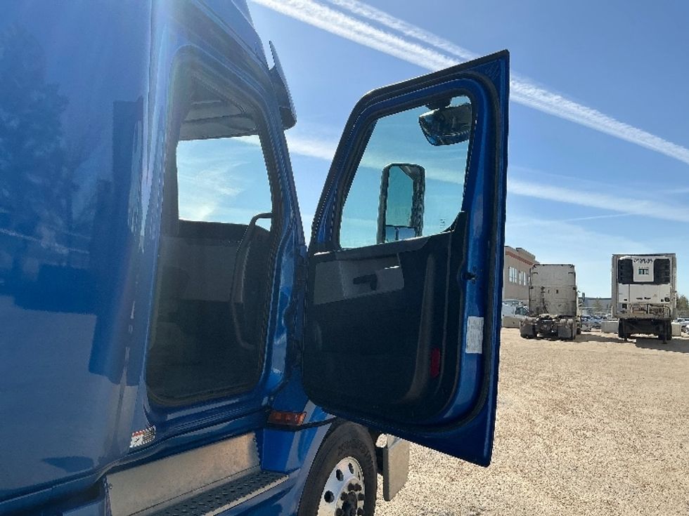 Sleeper Tractor-Heavy Duty Tractors-Freightliner-2022-T12664ST-Edmonton-AB-672,572\n\t\tkm-$ 106,500 - Image 13