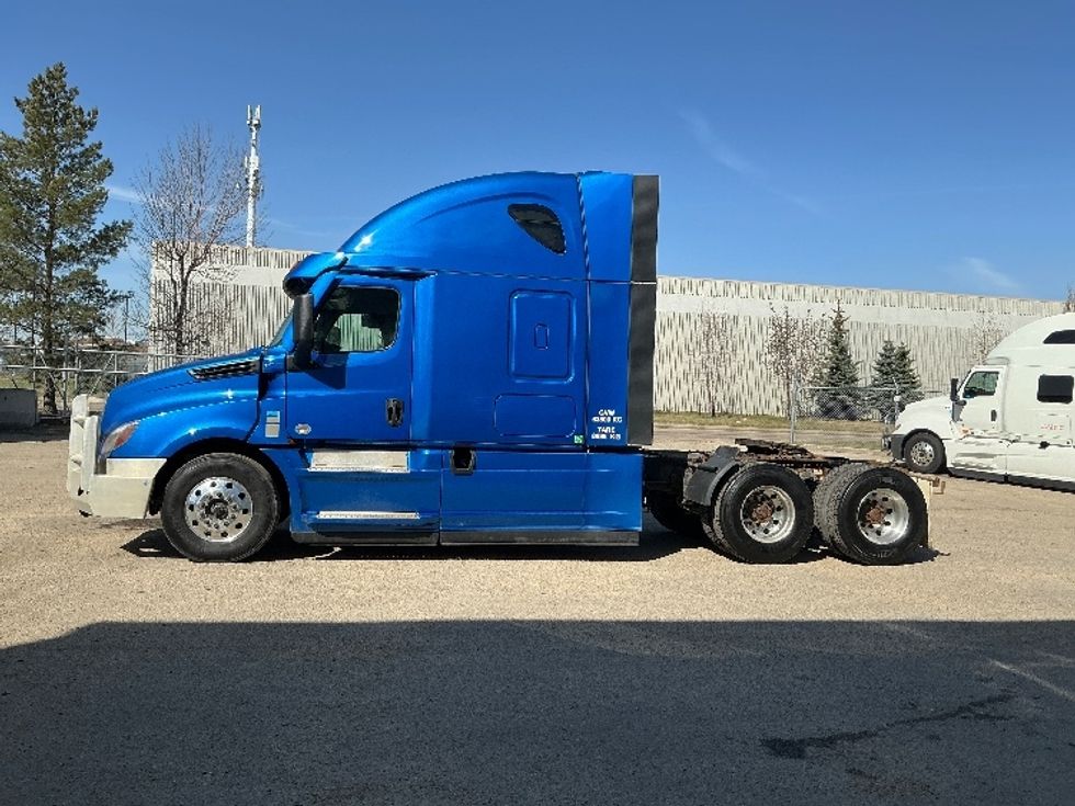 Sleeper Tractor-Heavy Duty Tractors-Freightliner-2022-T12664ST-Edmonton-AB-672,572\n\t\tkm-$ 106,500 - Image 4