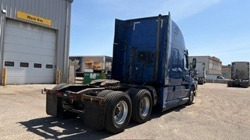 Sleeper Tractor-Heavy Duty Tractors-Freightliner-2022-T12664ST-Edmonton-AB-672,572\n\t\tkm-$ 106,500 - Image 7