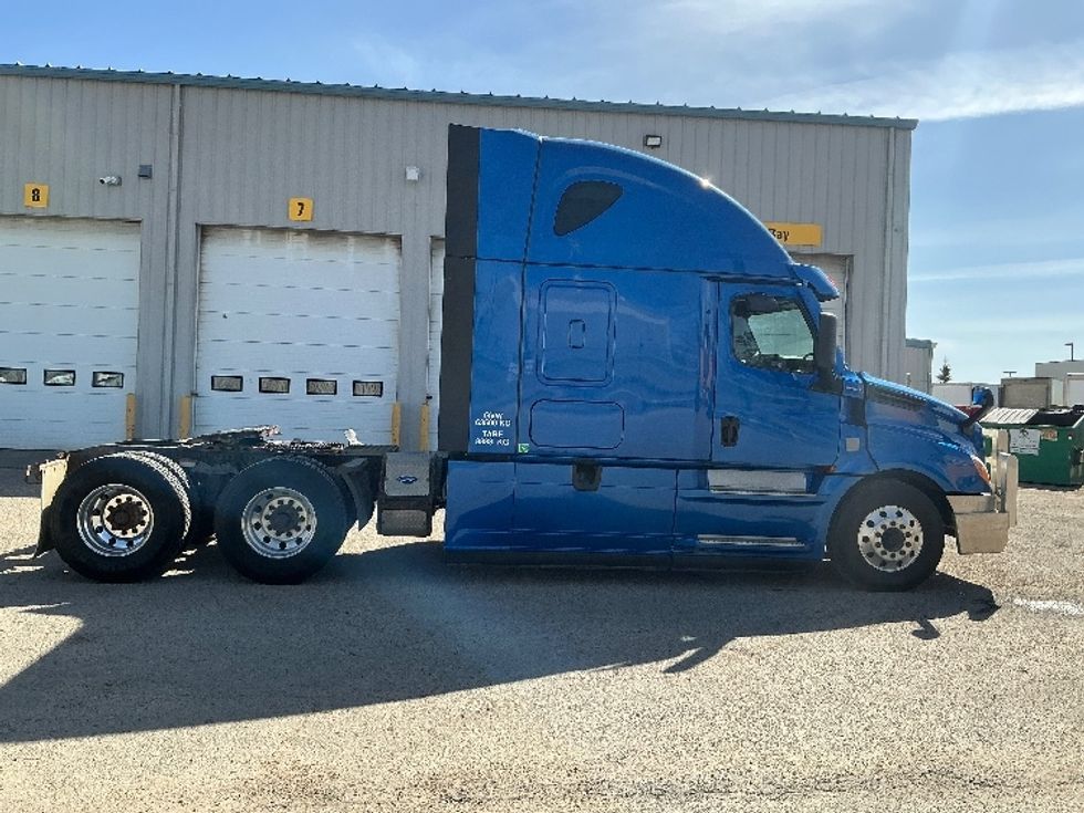 Sleeper Tractor-Heavy Duty Tractors-Freightliner-2022-T12664ST-Edmonton-AB-672,572\n\t\tkm-$ 106,500 - Image 8