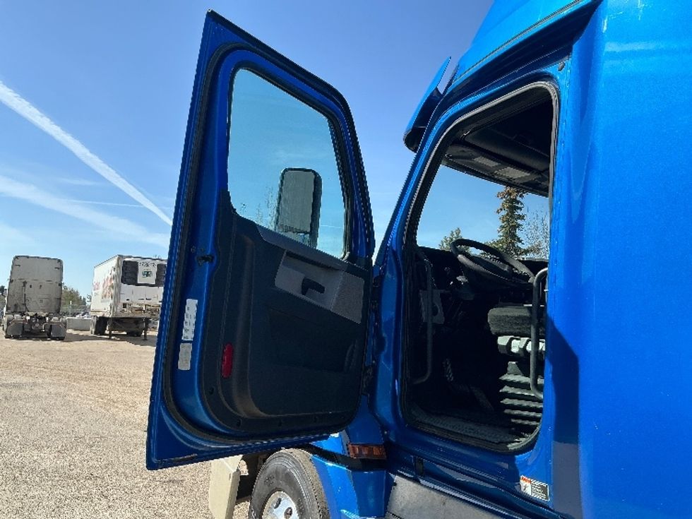 Sleeper Tractor-Heavy Duty Tractors-Freightliner-2022-T12664ST-Edmonton-AB-672,572\n\t\tkm-$ 106,500 - Image 9