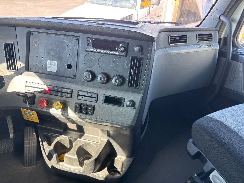 Sleeper Tractor-Heavy Duty Tractors-Freightliner-2022-T12664ST-El Paso-TX-329,601\n\t\tmiles-$ 94,750 - Image 12