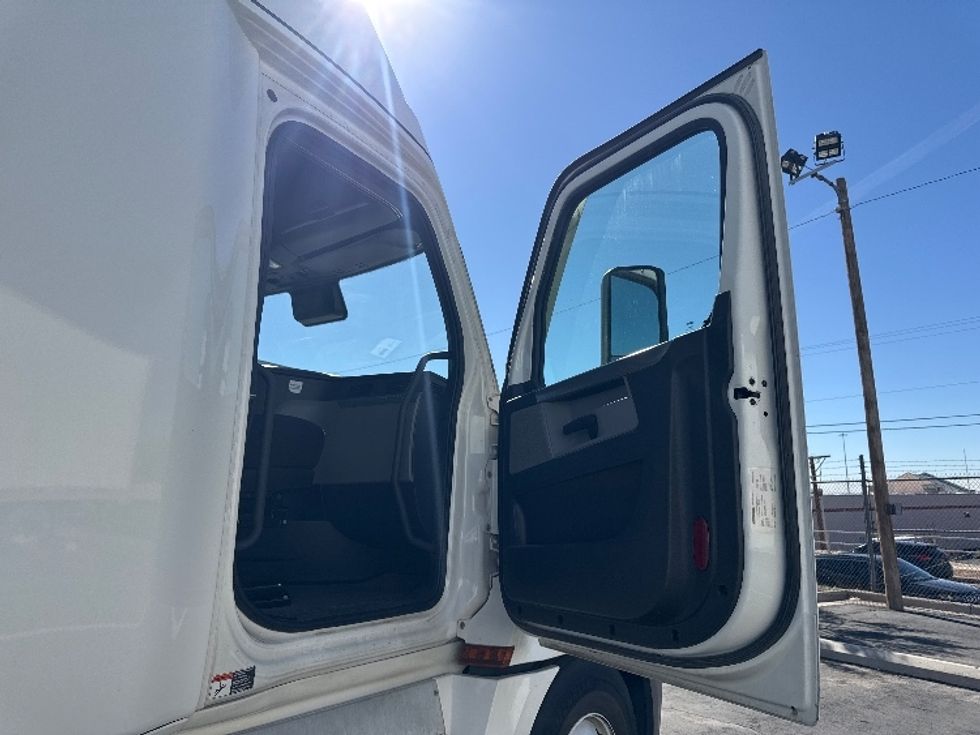 Sleeper Tractor-Heavy Duty Tractors-Freightliner-2022-T12664ST-El Paso-TX-329,601\n\t\tmiles-$ 94,750 - Image 13