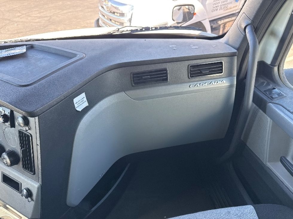 Sleeper Tractor-Heavy Duty Tractors-Freightliner-2022-T12664ST-El Paso-TX-329,601\n\t\tmiles-$ 94,750 - Image 14