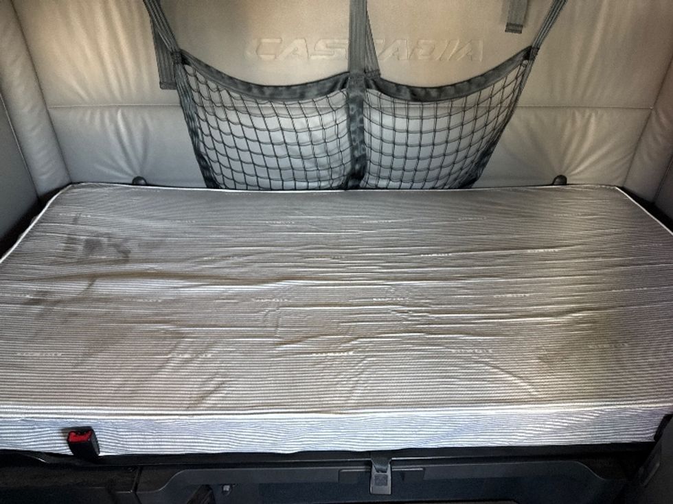 Sleeper Tractor-Heavy Duty Tractors-Freightliner-2022-T12664ST-El Paso-TX-329,601\n\t\tmiles-$ 94,750 - Image 17