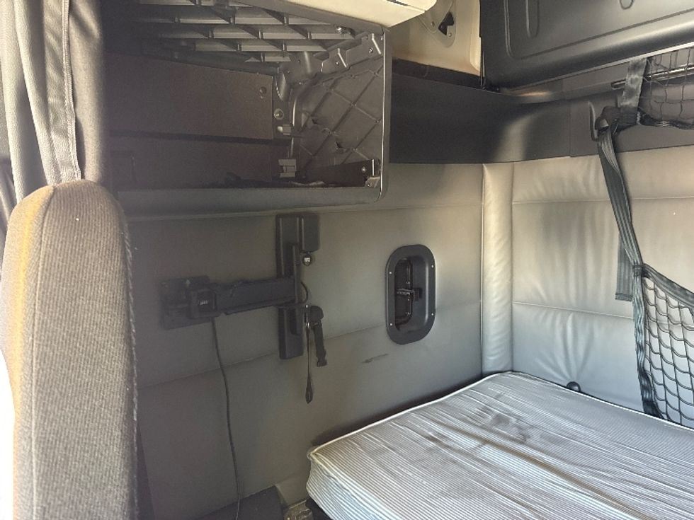 Sleeper Tractor-Heavy Duty Tractors-Freightliner-2022-T12664ST-El Paso-TX-329,601\n\t\tmiles-$ 94,750 - Image 19