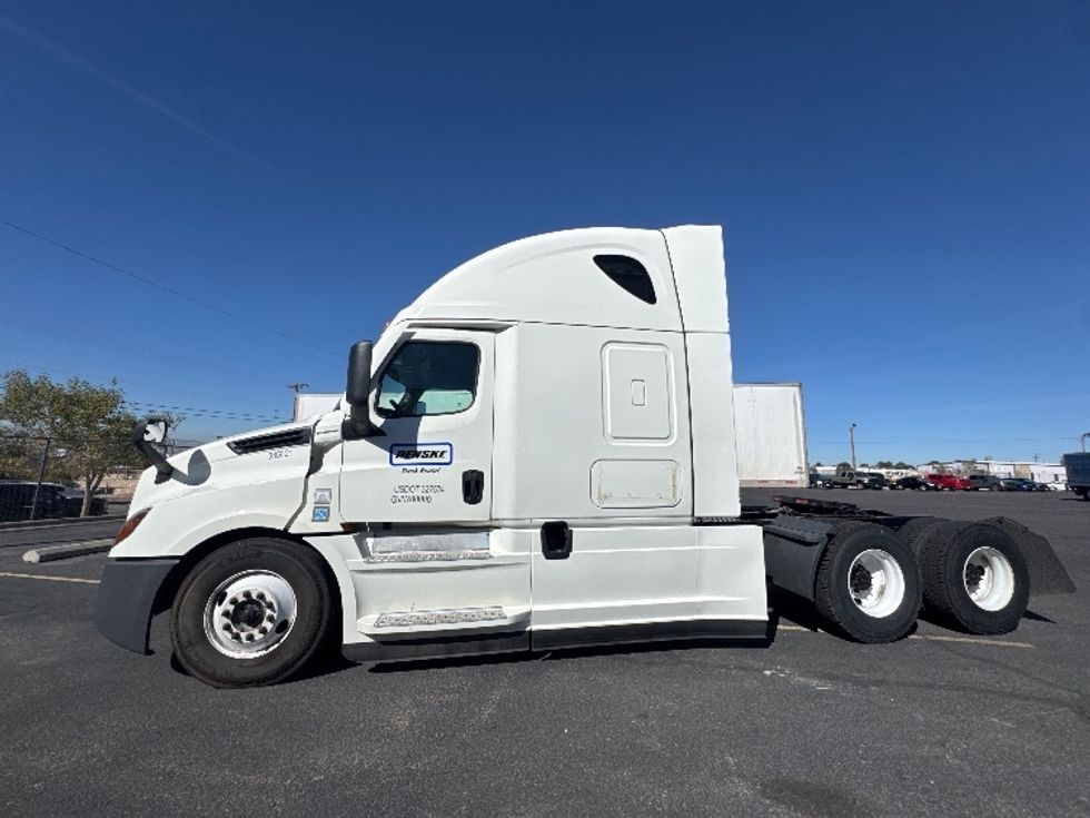 Sleeper Tractor-Heavy Duty Tractors-Freightliner-2022-T12664ST-El Paso-TX-329,601\n\t\tmiles-$ 94,750 - Image 4