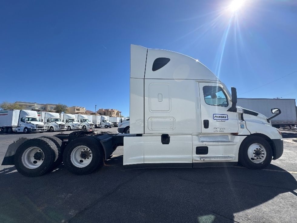 Sleeper Tractor-Heavy Duty Tractors-Freightliner-2022-T12664ST-El Paso-TX-329,601\n\t\tmiles-$ 94,750 - Image 8